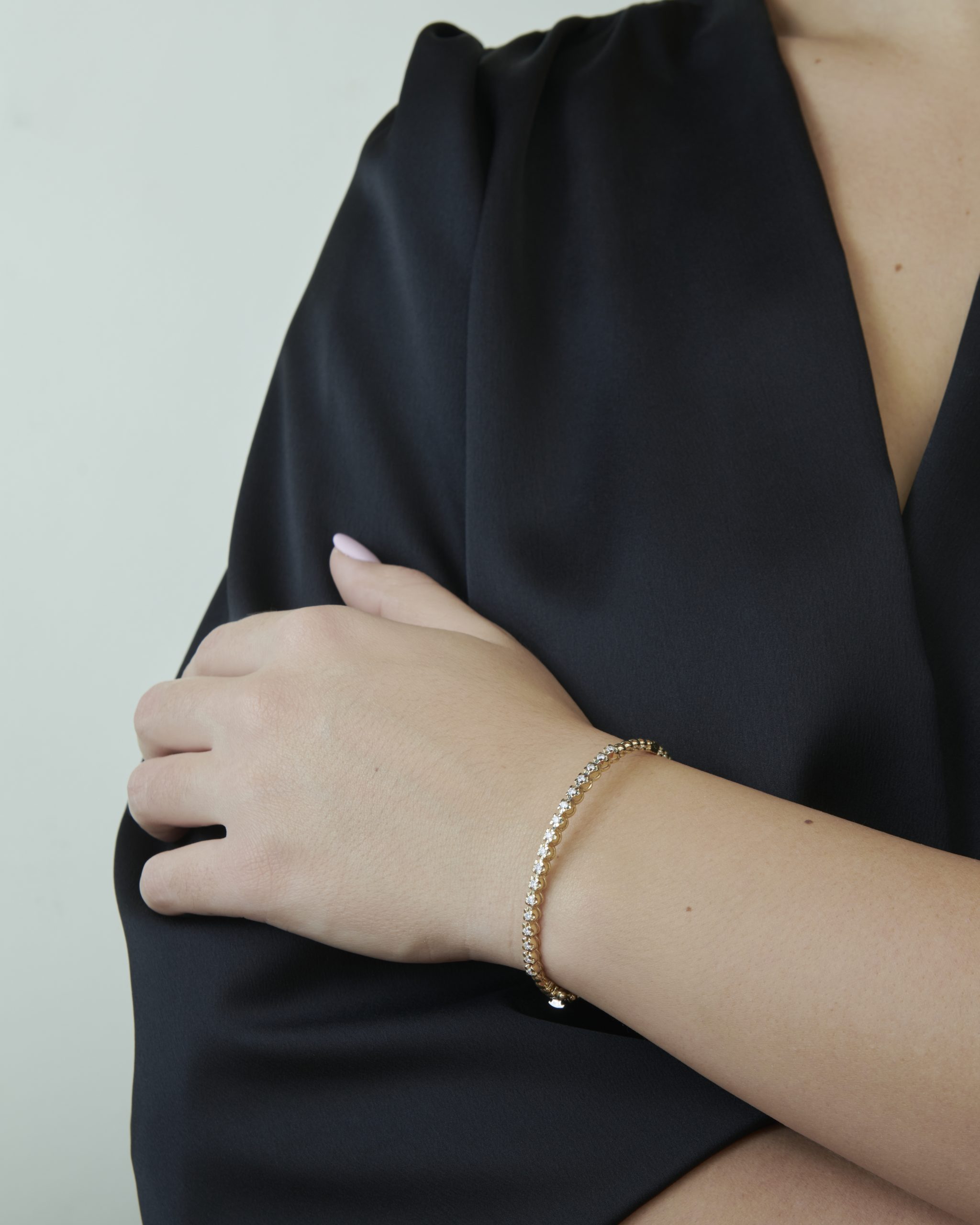 Bracciale rigido dorato con chiusura a cuore grande