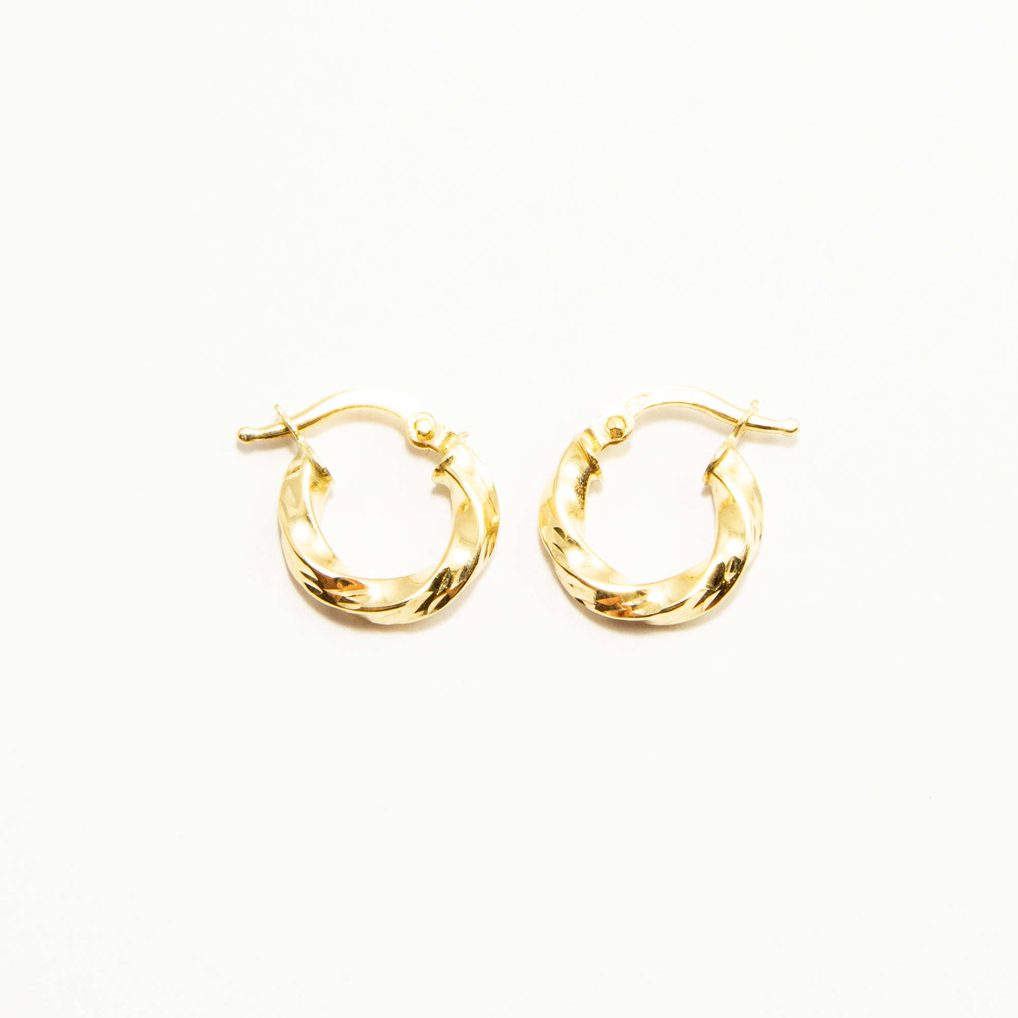 Orecchini A Cerchio Oro Giallo 18K Con Greca | Diametro 2,2 Cm, Peso 2g | Tubolare Schiacciato Chiusura A Scatto