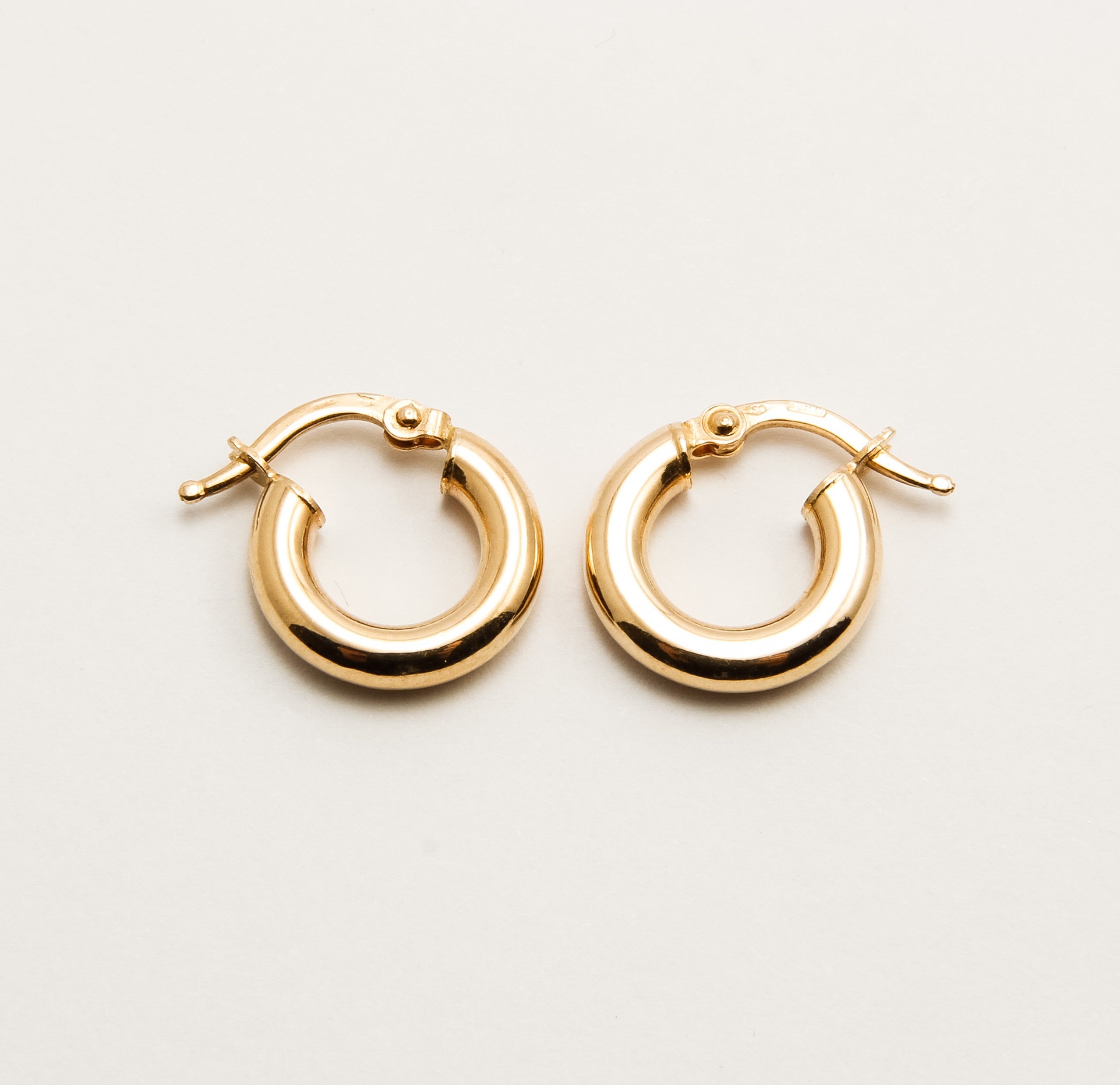 Orecchini Oro 18k Con Pietra Nera E Chiusura A Vite Di Sicurezza – Modello Artiglio 4mm – Gioielli Anallergici Made In Spain