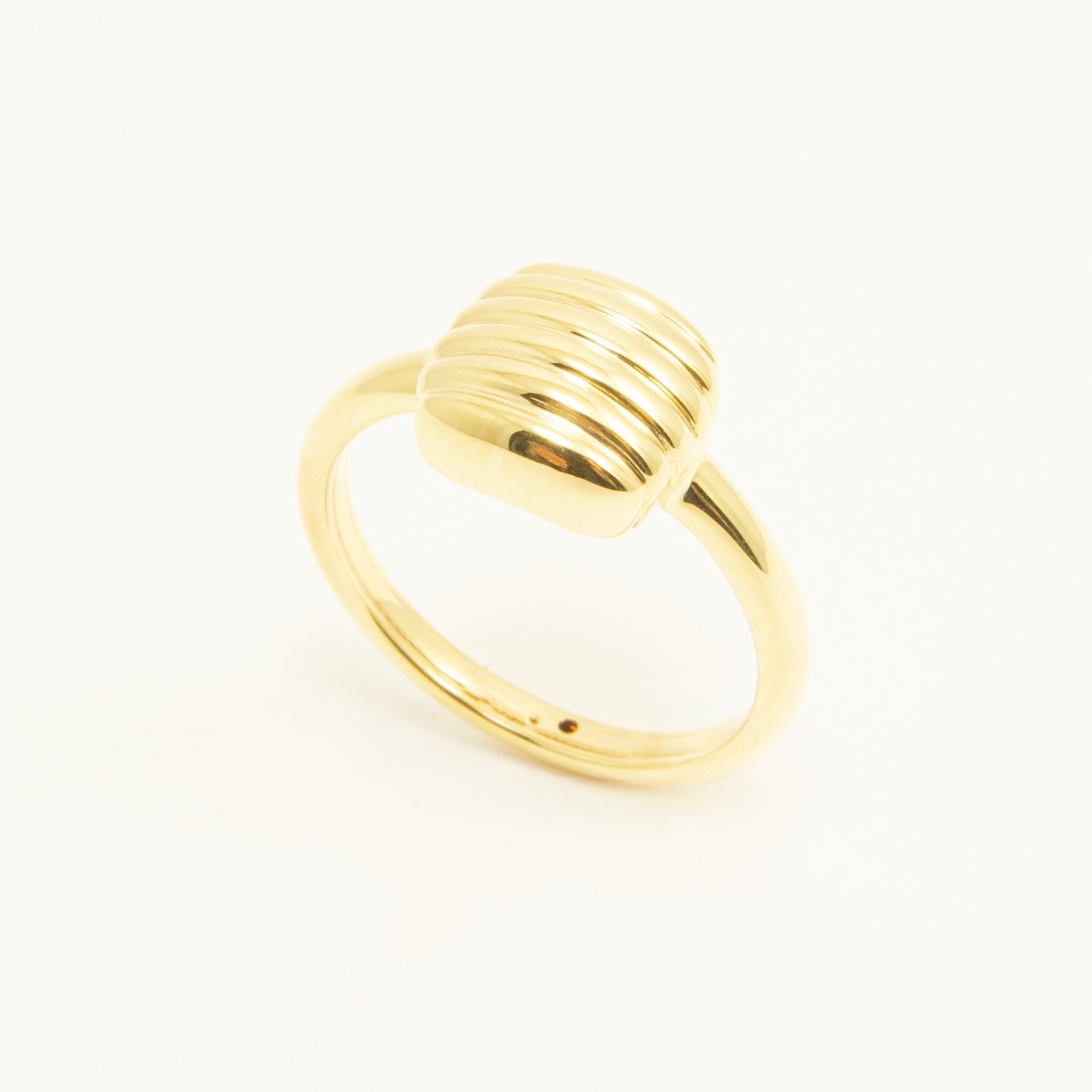 Anello Cuscino Rigato in Oro 18kt